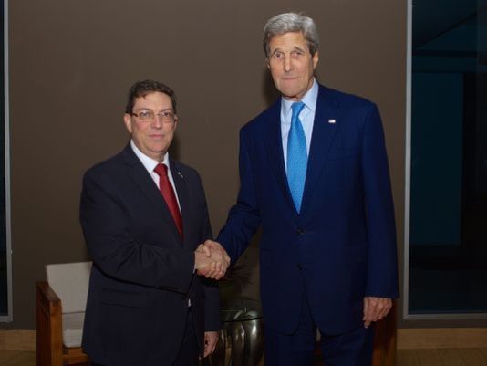 John Kerry shaking hands with Cuban Foreign Minister Bruno Rodriguez
